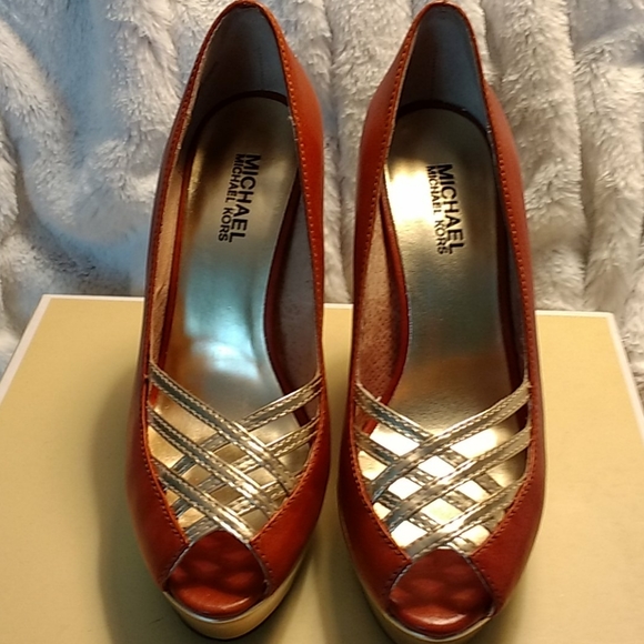 🌠HP🌠 x 2 Michael Michael Kors Luggage/Gold Lana Platforms - Picture 2 of 9